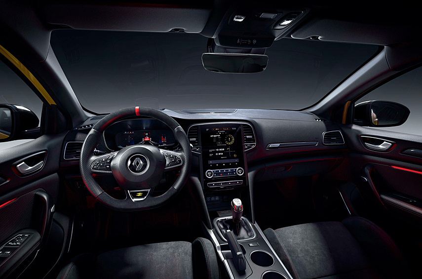 Уже в «базе» особый хэтчбек получил заниженное шасси, облегчённые диски диаметром 19 дюймов, амортизаторы с гидравлическими отбойниками и подруливающие задние колёса