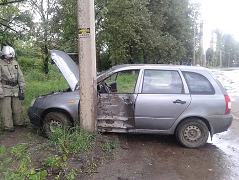 В Мценске «Калина» протаранила столб