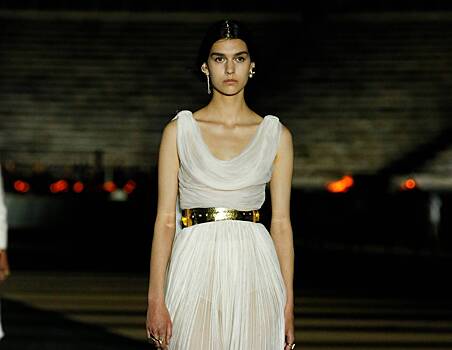 Платья древнегреческих богинь, кроссовки и салют: как прошел показ Dior в Афинах