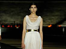 Платья древнегреческих богинь, кроссовки и салют: как прошел показ Dior в Афинах