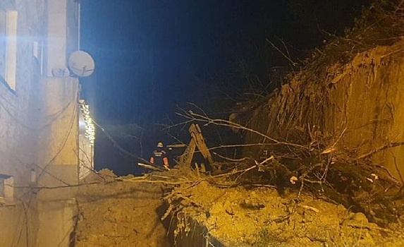 В Сочи сель заблокировал семиэтажный дом