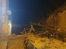 В Сочи сель заблокировал семиэтажный дом