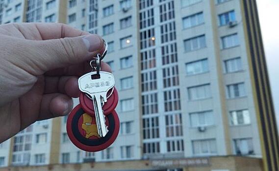 В Курске 11 сирот получили ключи от своих квартир