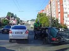 Движению на улице Калинина помешал раскуроченный ВАЗ