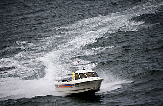 В Приморье 13 человек спасли с севшего на мель катера