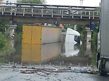 «Тонут даже фуры»: в челябинской промзоне затопило дорогу к предприятиям