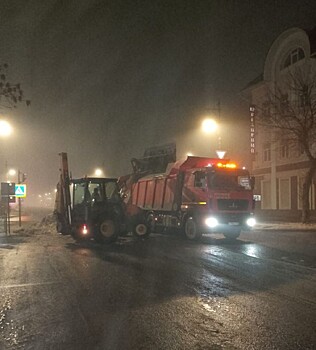 78 работников коммунальных предприятий убирают снег в Оренбурге