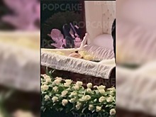 Белые и алые розы возле гроба и рыдающая семья: первые кадры с похорон Александра Маслякова