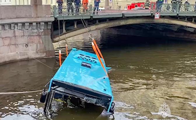 Трагедия на Мойке: Почему «взбесившийся» Volgabus рухнул в воду с Поцелуева моста?