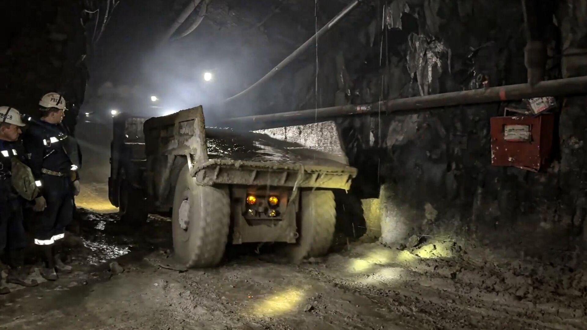 Родственникам застрявших на руднике «Пионер» горняков показали место аварии