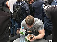 «Чего в этом такого, поесть человеку нельзя?». Интервью с героем мема с гречкой на Тверской