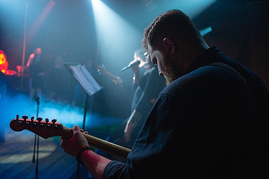 В Академгородке учителя, медики и менеджеры исполнили музыкальные хиты под живую музыку