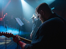 В Академгородке учителя, медики и менеджеры исполнили музыкальные хиты под живую музыку