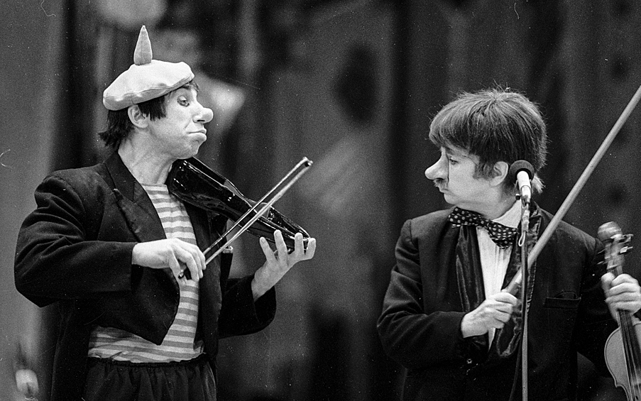Артисты цирка Елена Амвросьева (справа) и Андрей Николаев (слева) исполняют номер "Музыкальное недоразумение" на арене Московского  Государственного цирка на Цветном бульвар, 1983 год
