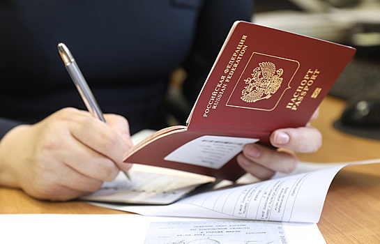 Путин подписал закон по сокращению оформления загранпаспорта