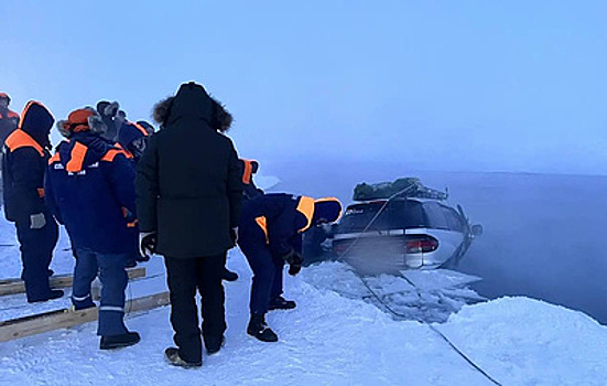 В Якутии водителю предъявили обвинение после ЧП с провалившейся под лед машиной
