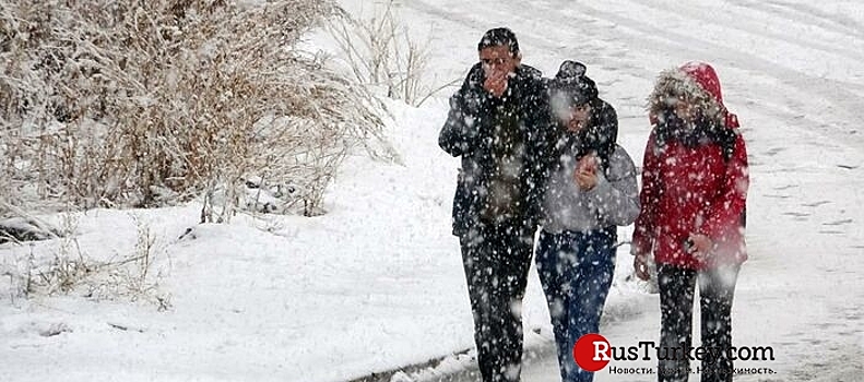 В Турции продолжается снегопад