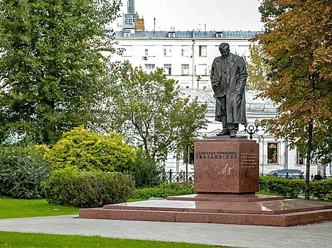 Памятник Александру Твардовскому на Страстном бульваре отремонтируют