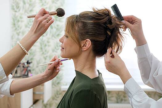 Стилист назвал тренды в прическах на весну 2026 года