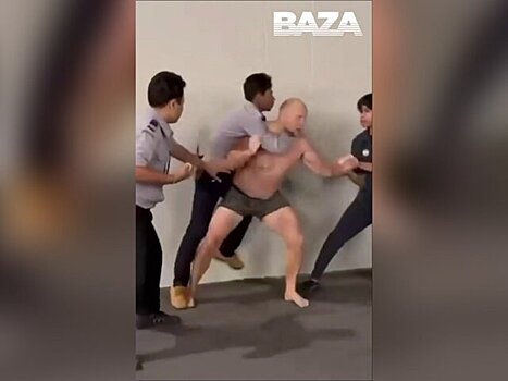 Русскоговорящий турист набросился на полицейских в отеле Таиланда