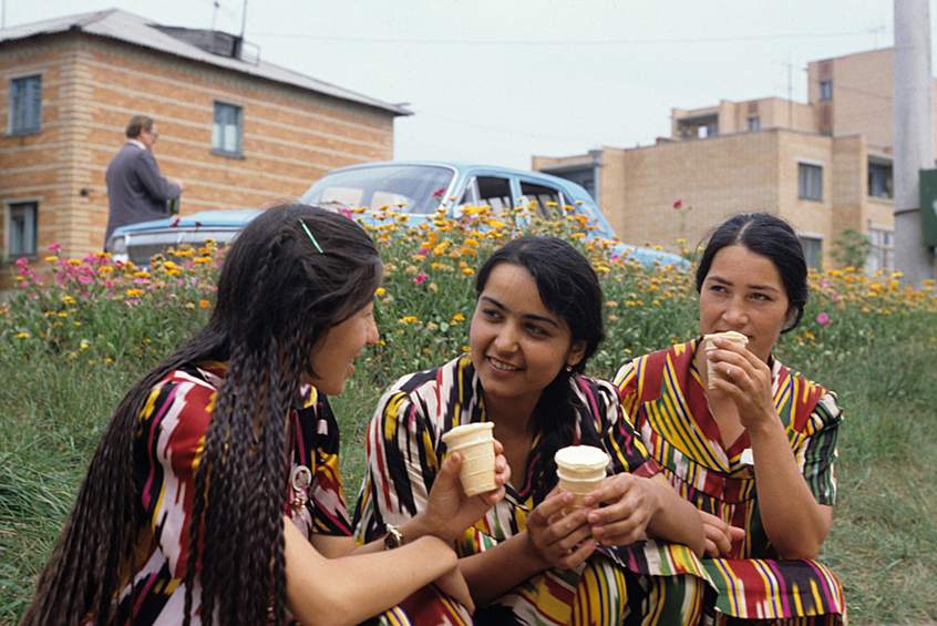 Участницы IX Всесоюзного конкурса мастеров машинного доения. Колхоз имени В. И. Ленина Новомосковского района Тульской области, 1983 год