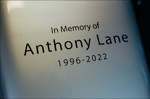 На машинах Mercedes появится траурная надпись