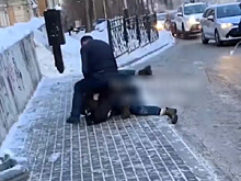 Драка водителя автобуса и пассажира на остановке в Хабаровске попала на видео