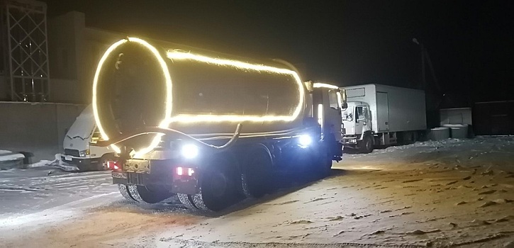 Праздник к нам приходит: ассенизаторы с новогодней иллюминацией приехали в Балахну