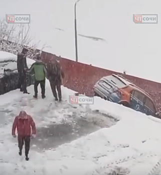 Пьяная компания на арендованной машине улетела в кювет в Сочи