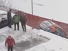 Пьяная компания на арендованной машине улетела в кювет в Сочи