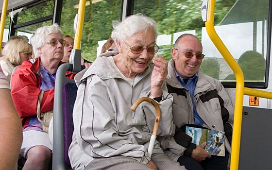Бизнес-бабушки! В Омске пенсионерок заподозрили в намеренных падениях во время поездок