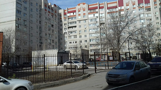 Саратовцы: Вокруг многоэтажки, в которой живет мэр, возвели непроходимый забор