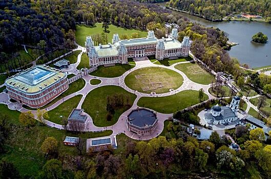 В Москве неизвестные спилили короны с орлов на гербах на ограде в парке "Царицыно"