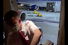 Пассажирка рассказала подробности инцидента с открытием аварийного люка на рейсе в Анталию