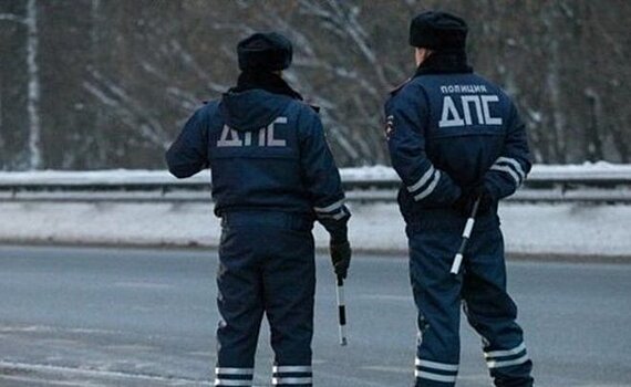 Два сотрудника ГИБДД Татарстана помогли почти трем десяткам автомобилистов выбраться из снежного плена