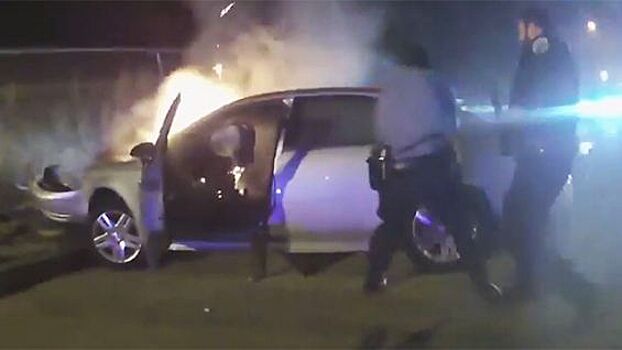 Камера сняла "огненный" подвиг полицейского