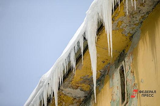 Наледь упала на голову женщины во Владивостоке