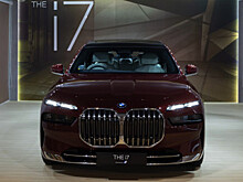 BMW i7 Aventurine Red 2023 года