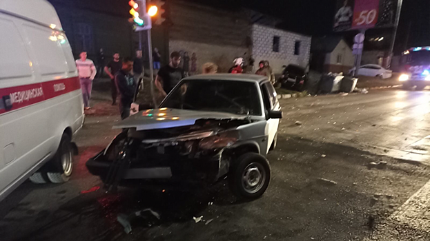 В ДТП с мусорным баком на Соколовой пострадали юноша и девушка