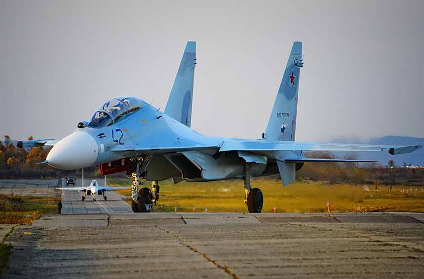 Су-30М2 – ударный самолет с большой дальностью полета. Создан на базе истребителя Су-30, оптимизированного для нанесения ударов по наземным и надводным целям высокоточным оружием. Способен развивать скорость до 2,1 тысячи километров в час, а его боевой радиус превышает 1,5 тысячи километров