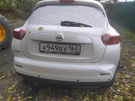 Иномарка мешает КВС устранить течь воды в Саратове