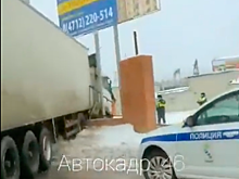 В Курске фура въехала в забор