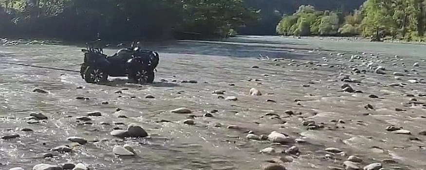 В Абхазии ищут туристку из Петербурга, упавшую с квадроцикла в горную реку