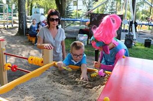 В парке «Юность» открылась доступная для детей-инвалидов игровая площадка