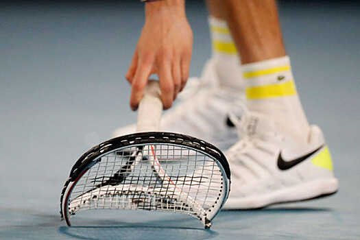 Медведев сломал ракетку о корт во время второго сета финала Australian Open