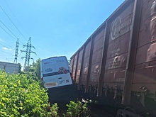 В Самаре микроавтобус врезался в поезд