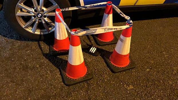 Британская полиция оцепила сандаль подозреваемого после того, как он скрылся с места аварии