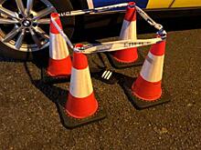 Британская полиция оцепила сандаль подозреваемого после того, как он скрылся с места аварии