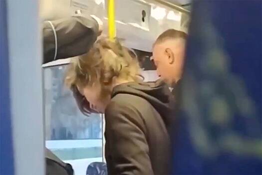 Двое мужчин постригли подростка в российском автобусе и попали на видео