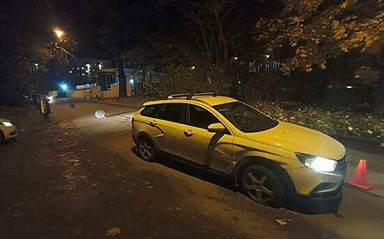 На Невского автомобилист не справился с управлением, зацепил другую машину и врезался в дерево